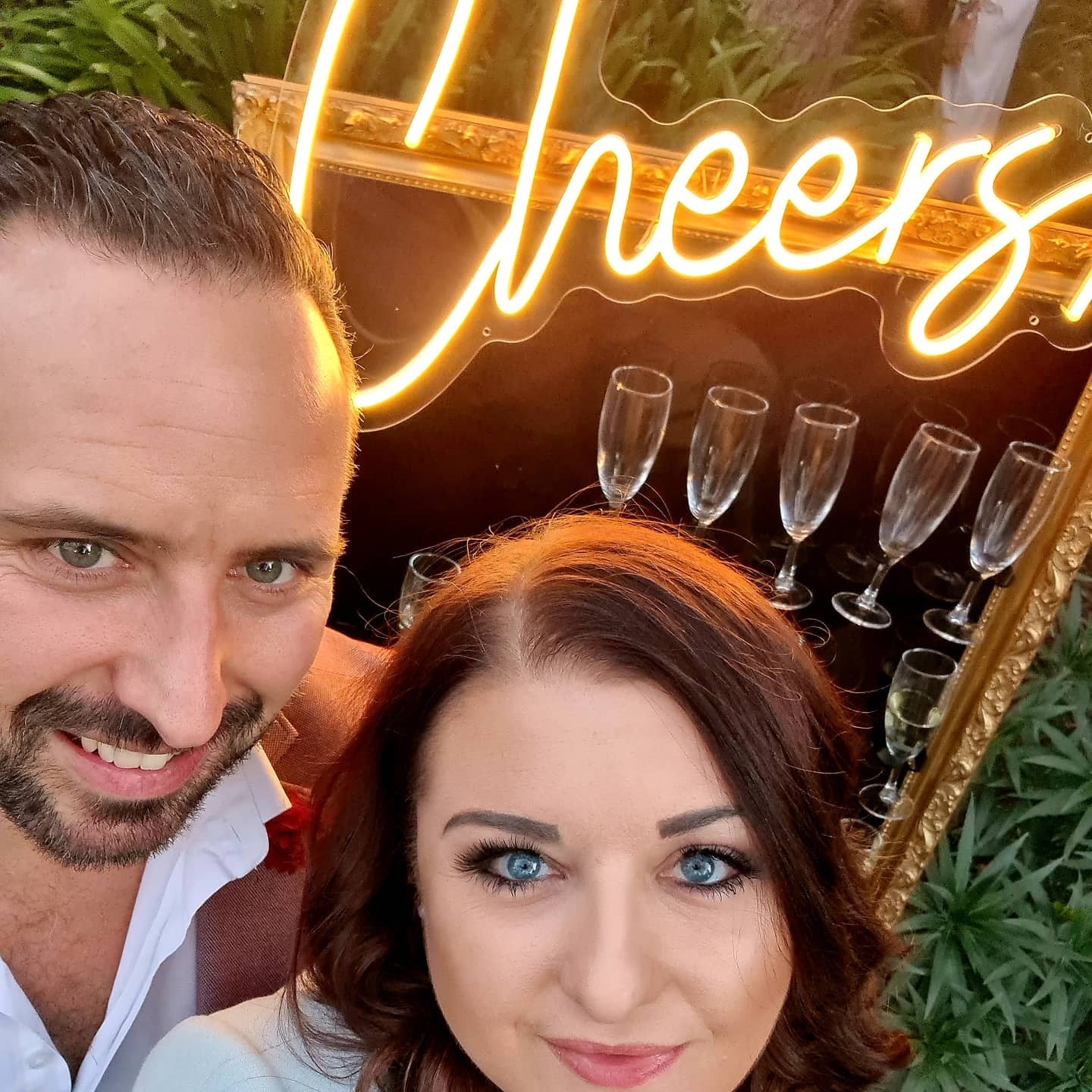 Delux Champagne Wall - Cheers!